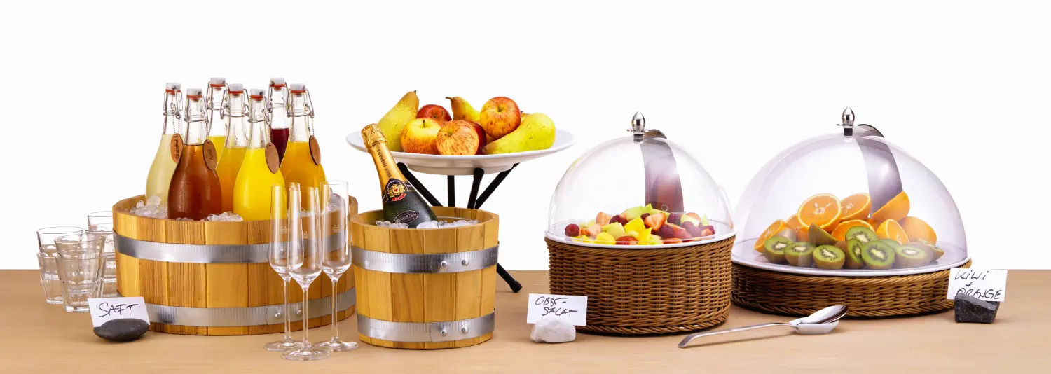 Ansicht von Buffetzubehörteilen für Saftflaschen und Obst