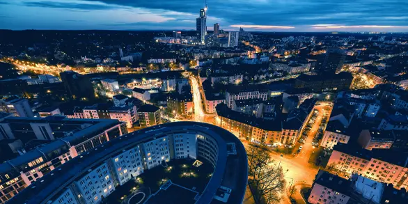 Blick auf Frankfurt aus der Vogelperspektive. Abendstimmung mit beleuchteten Straßen.