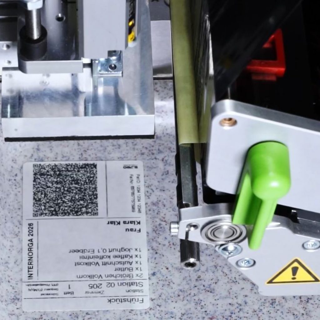 SmartTray ID Tablettkennzeichnung mit QR-Code SmartTray ID druckt QR-Code-Etikett zur digitalen Tablett-Identifikation für die sichere Speisenverteilung